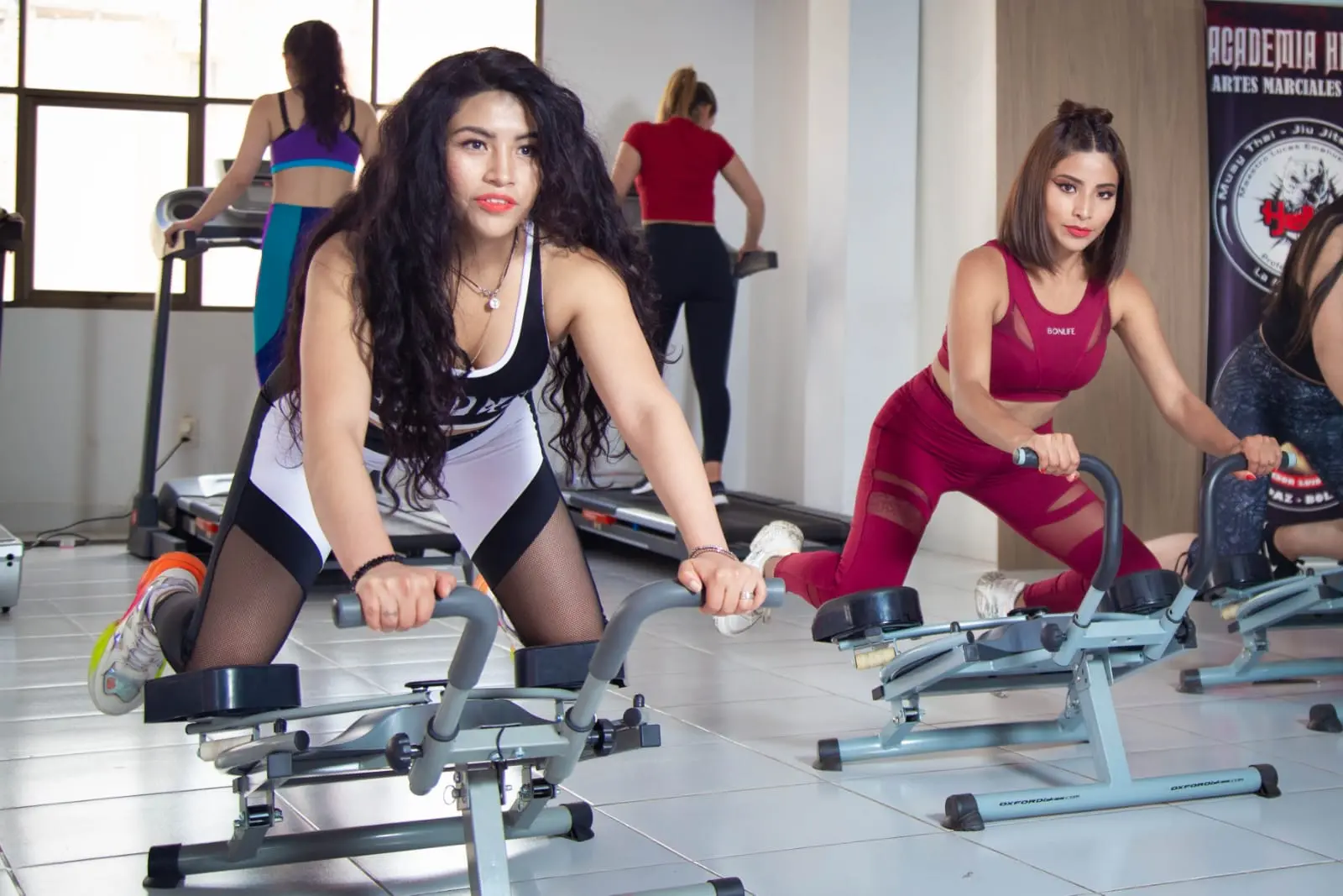 Mujeres haciendo cardio con maquinas.