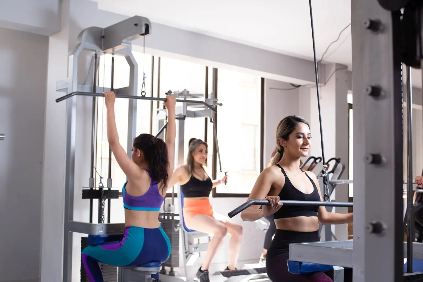 Mujeres en el gimnasio.