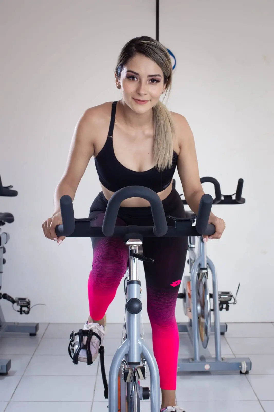 Mujer haciendo spinning.